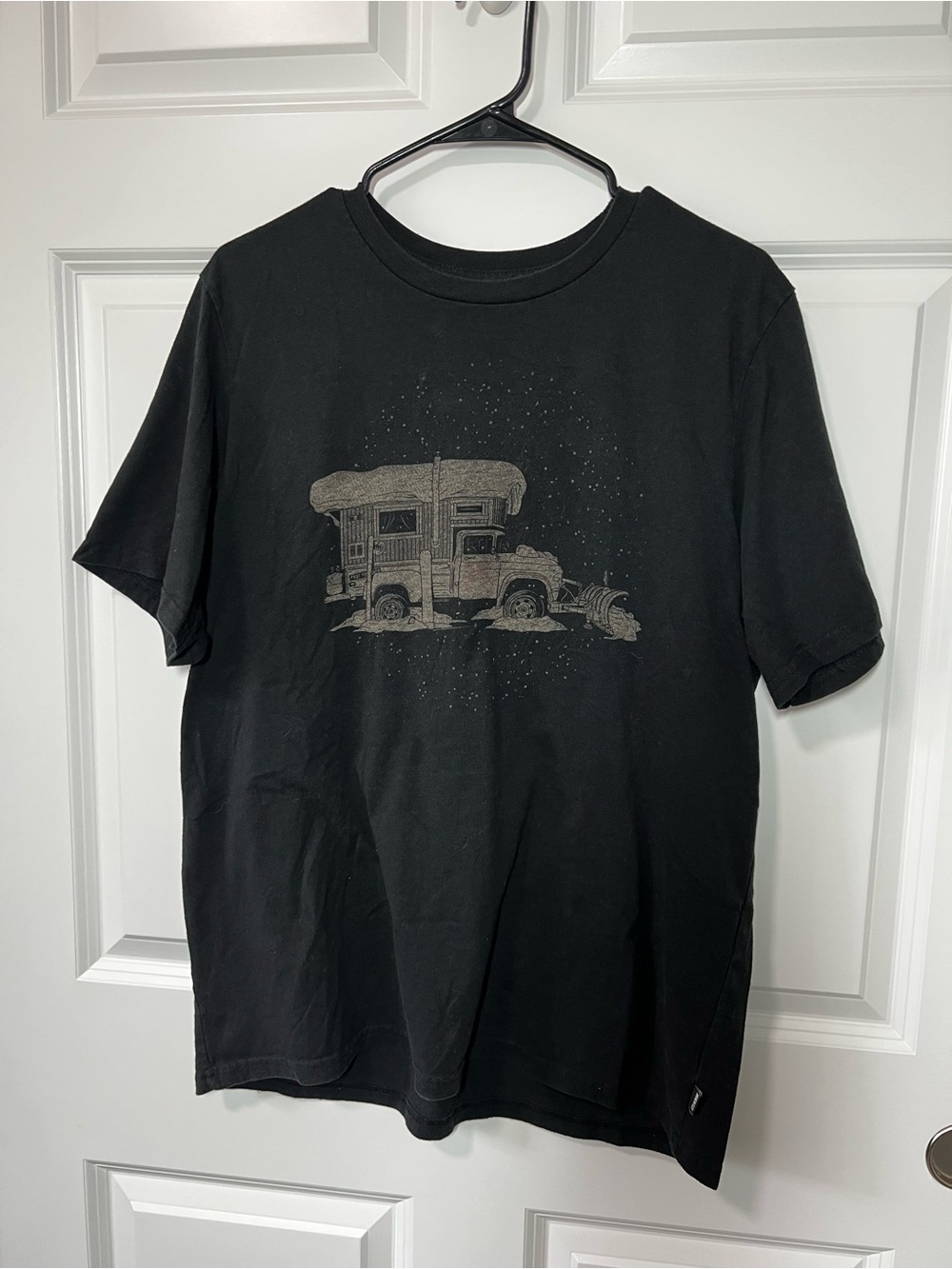 REI Truck Camper Organic Cotton Blend Snow Black Graphic T-Shirt Men’s Large